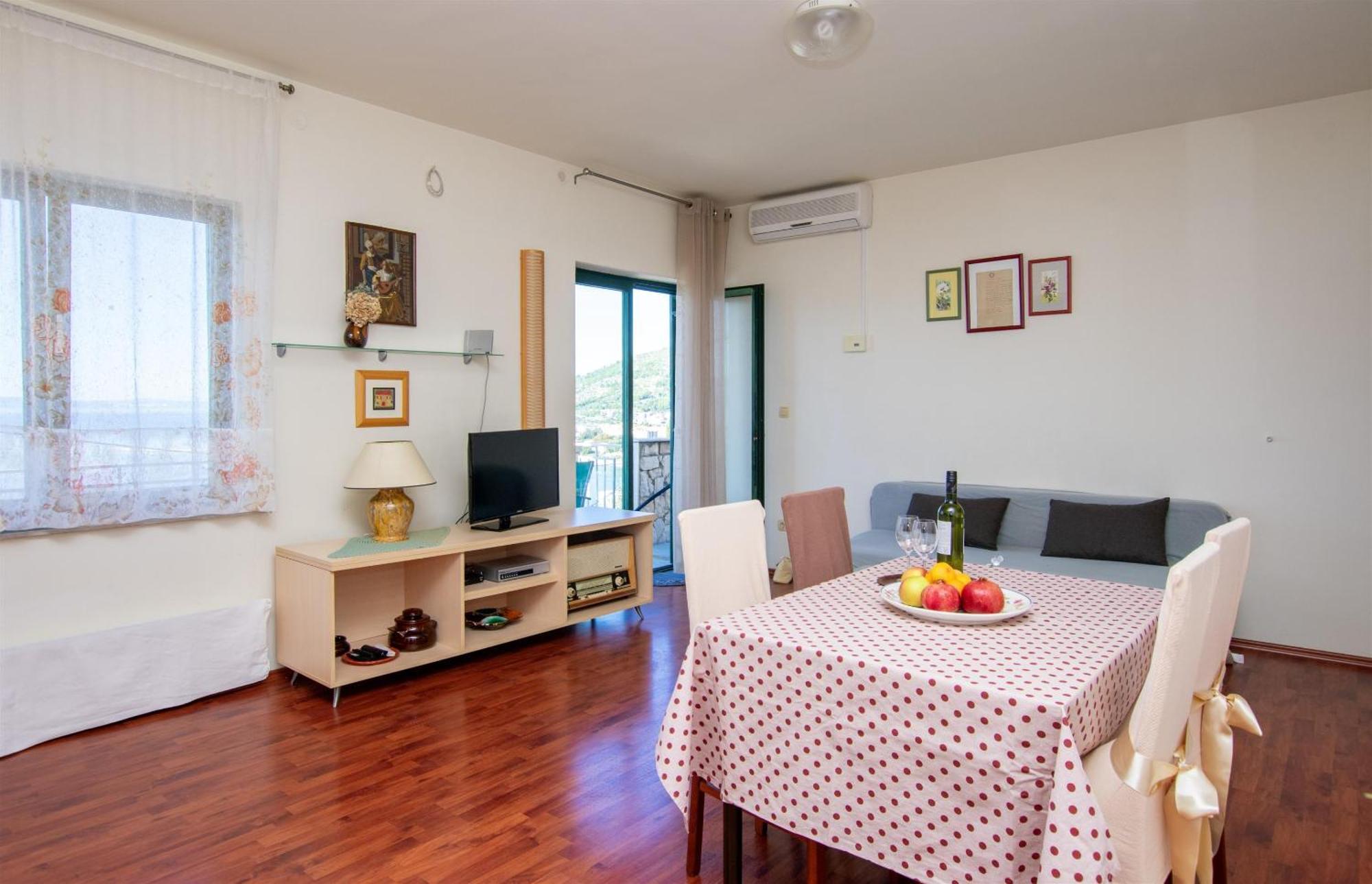 Apartment Iva Omis Exterior photo